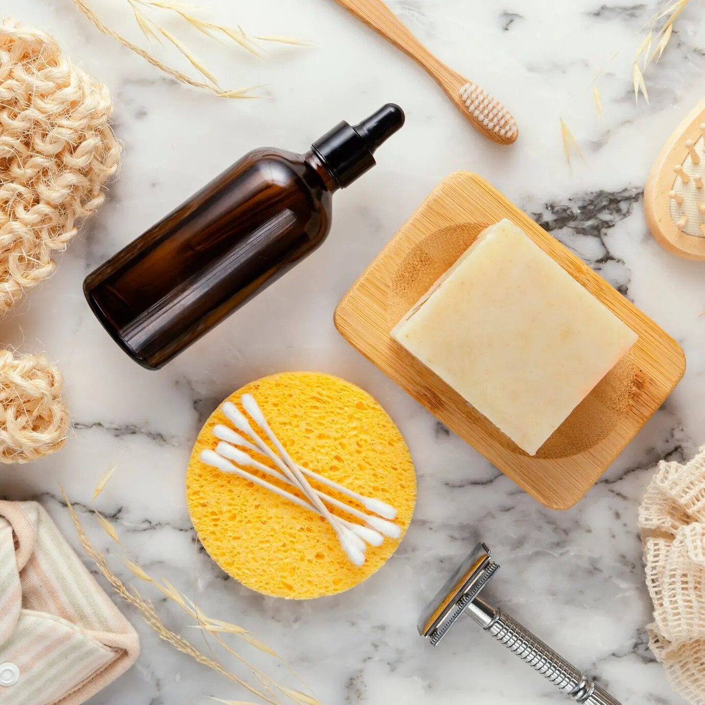 Ansicht von oben auf Serum und Seife